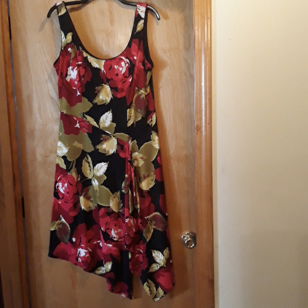 Sleeveless flower/leaf printed dress